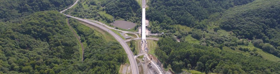 山間部に道路を施工する様子